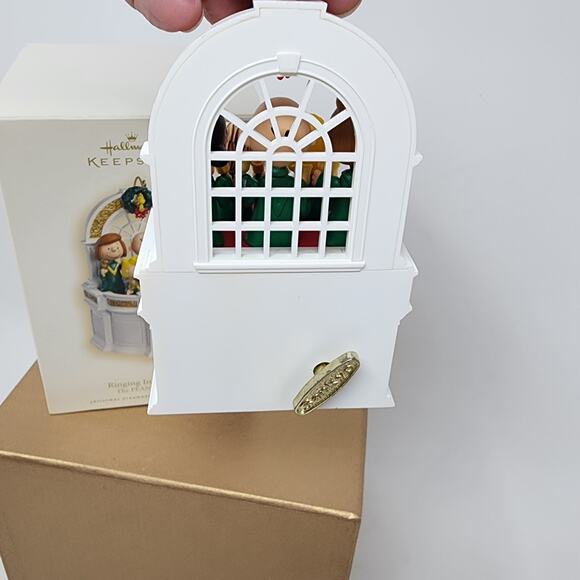 Hallmark Peanuts Ornament Ringing in Christmas 2007 Magic Wind-up Movement Choir - Picture 5 of 12